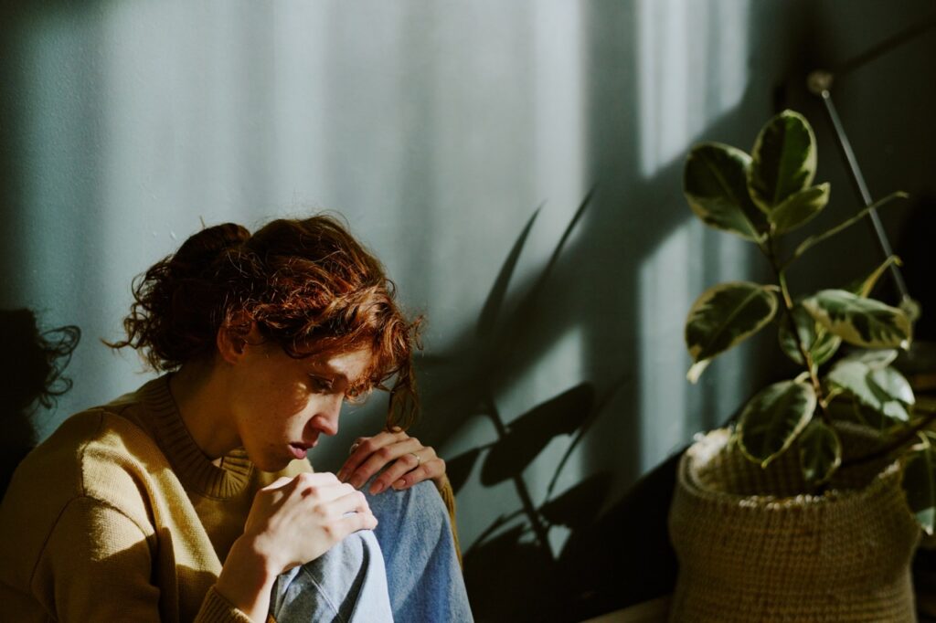 can intrusive thoughts make you mention the past
